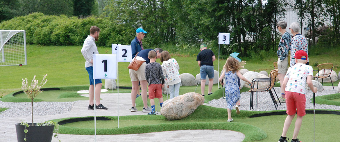 Adventure mini golf