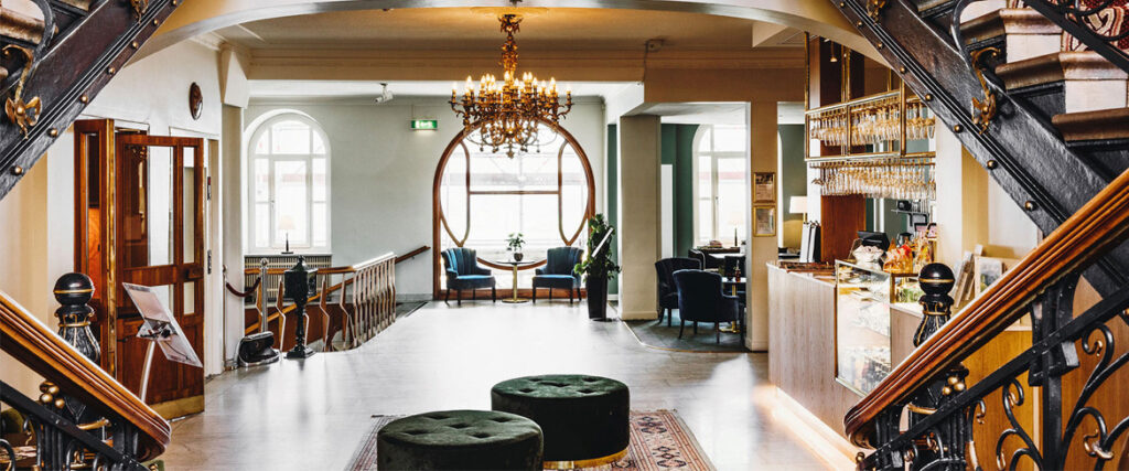 Piteå Stadshotells vackra lobby med historisk atmosfär